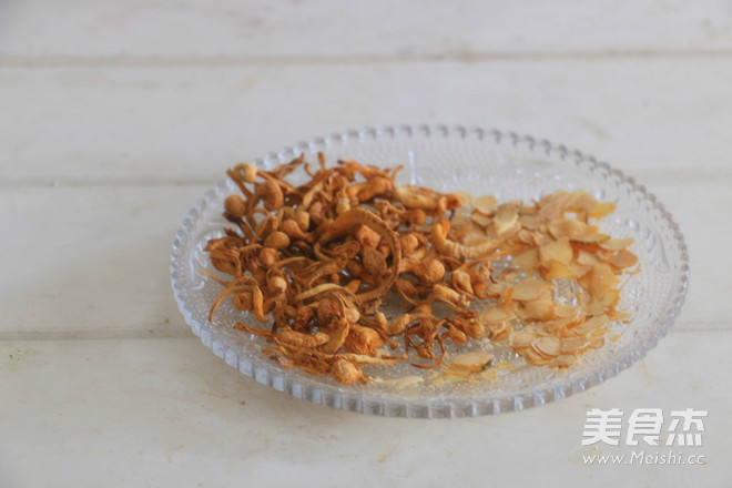 Stewed Chicken Soup with Cordyceps Flower and American Ginseng recipe