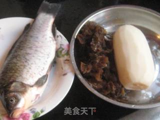 Black Fungus Lotus Root Crucian Carp Soup recipe