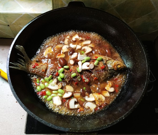 Braised Wuchang Fish with Edamame recipe