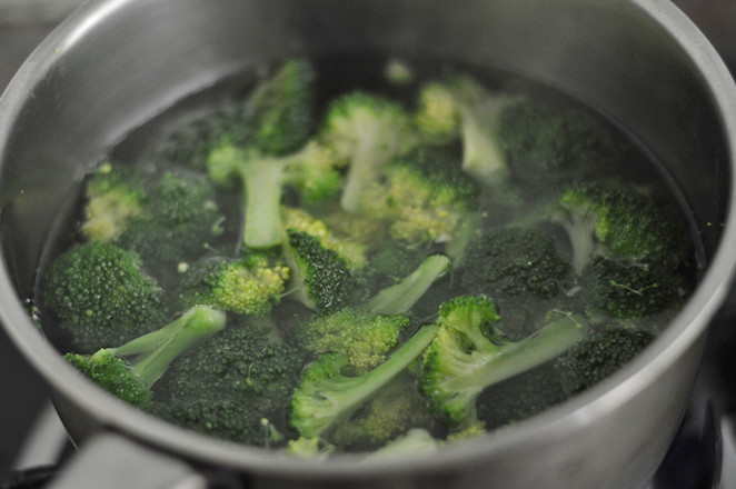 Broccoli in Tomato Sauce with Garlic recipe