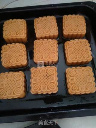 Cantonese-style Lotus Paste and Egg Yolk Mooncakes recipe