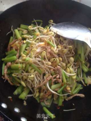 Braised Noodles with Celery and Pork recipe