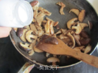 Stir-fried Rice Cake with Green Garlic and Pork recipe
