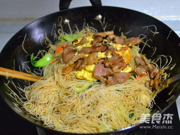 Stir-fried Rice Noodles with Mixed Vegetables, A Fusion of Southern Ingredients and Northern Cooking recipe