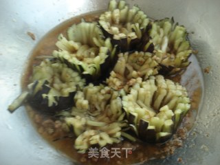 Eggplant with Minced Meat and Chrysanthemum recipe