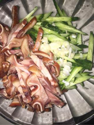 Cucumber Strips Mixed with Pork Ears recipe