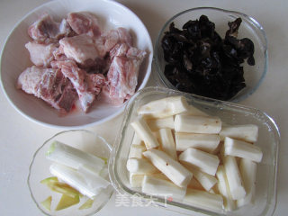 Yam and Fungus Pork Ribs Soup recipe