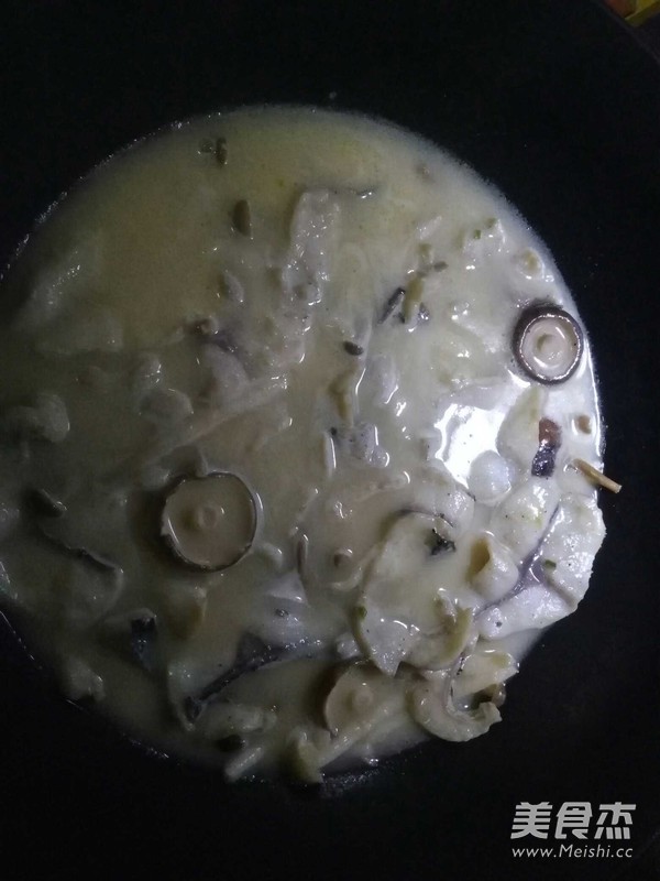 Butterfly Fish Fillet in Mushroom Soup recipe