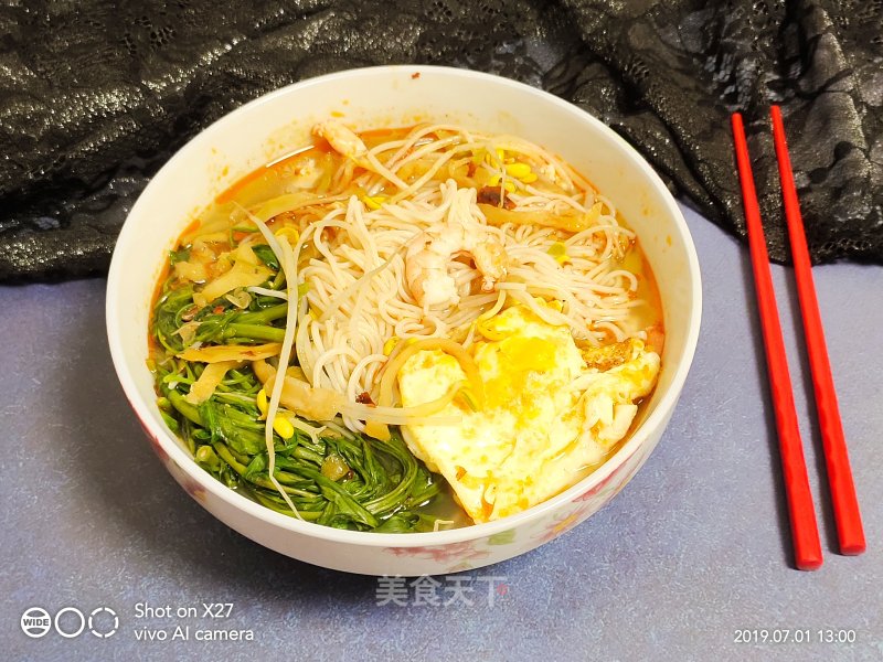Vegetable Noodles with Egg and Water Spinach recipe