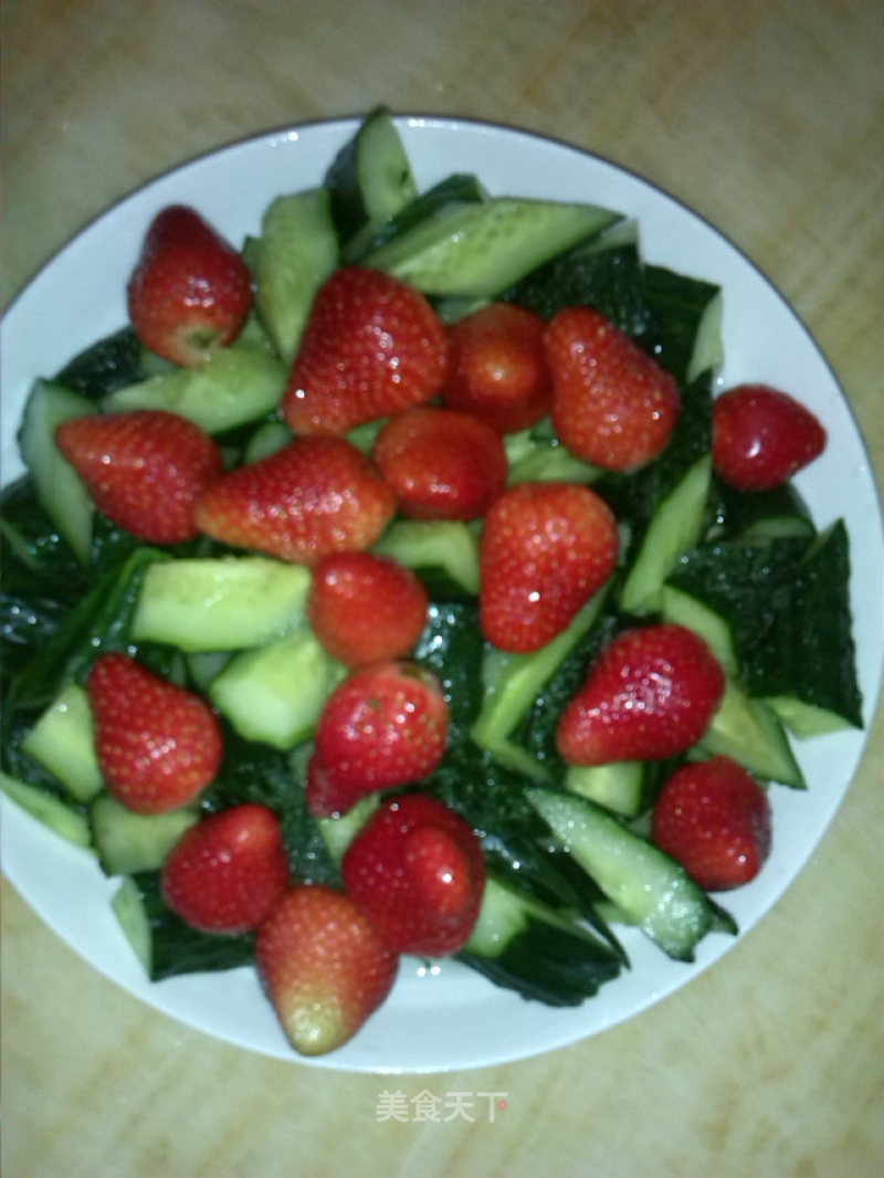 Cucumber Mixed with Strawberries recipe
