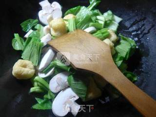 Stir-fried Cabbage Cores with Tofu and Mushrooms in Oil recipe