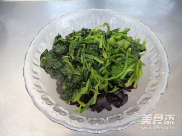 Spinach with Black Fungus recipe