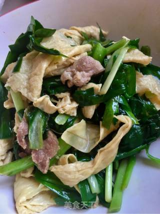 Stir-fried Soybean Skin with Leek recipe