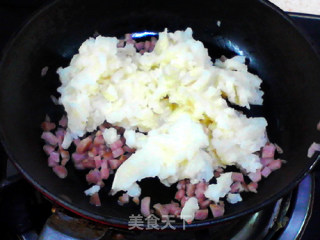 #四session Baking Contest and It's Love to Eat Festival# Baked Sausage with Potato Mash and Chrysanthemum Bread recipe