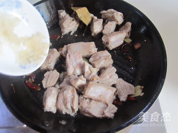 Braised Pork Ribs with Mushroom and Quail Egg recipe