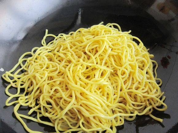 Stir-fried Yellow Noodles with Leek recipe