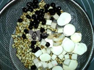 Nourishing Kidney and Removing Dampness Black Soy Milk recipe