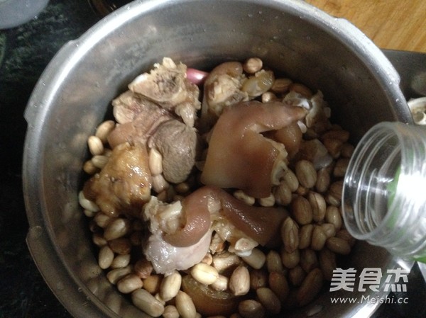 Pork Trotter with Peanuts recipe