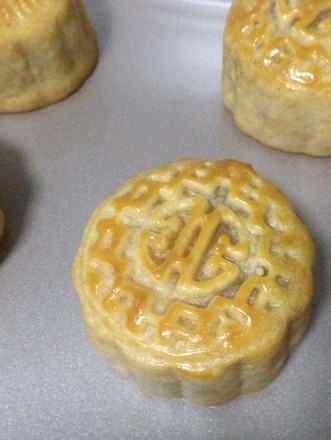 Cantonese-style Moon Cake (lotus Seed Paste with Egg Yolk)