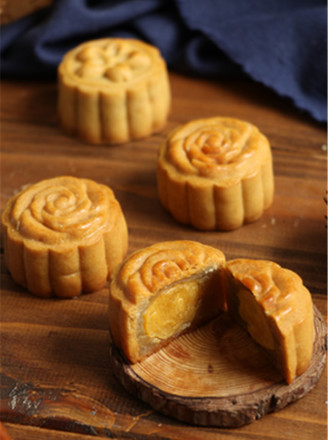 Mid-autumn Festival ~ Mooncakes with Egg Yolk and Lotus Paste