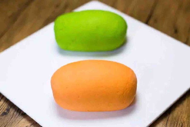 Two-color Knife to Cut Buns recipe