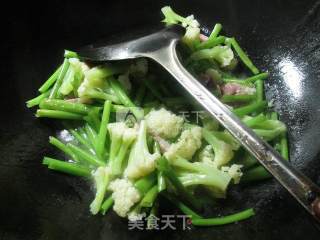 Stir-fried Cauliflower with Bacon and Convolvulus Stem recipe