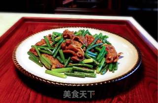 Stir-fried Large Intestine with Garlic Stalks recipe