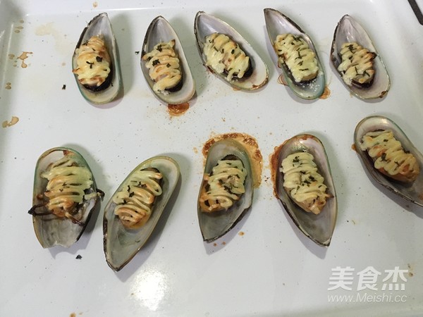 Baked Mussels with Wasabi Cheese recipe