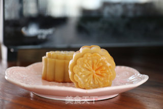 Cantonese-style Lotus Paste and Egg Yolk Mooncakes recipe