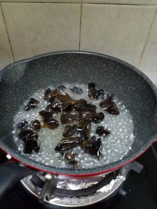 Stir-fried Black Fungus with Parsley recipe