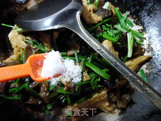 Wild Onion and Black Fungus Fried Roasted Bran recipe