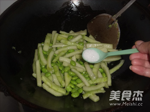 Stir-fried Edamame with Watermelon Peel recipe