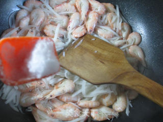 Stir-fried Prawns with Shredded Radish recipe