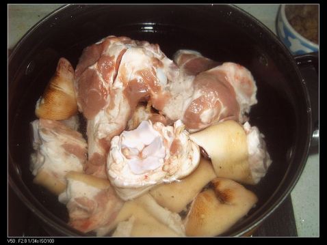 Stewed Pork Trotters with Snow Peas recipe