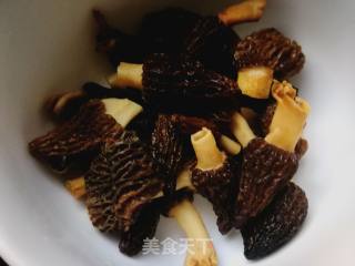 Stir-fried Morels with Yellow Cabbage recipe