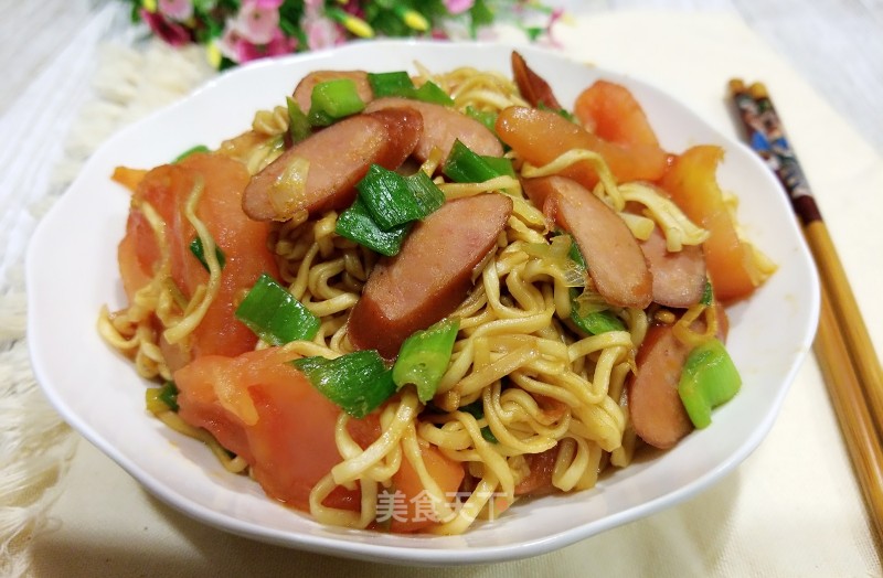 Fried Noodles with Tomato Crispy Sausage