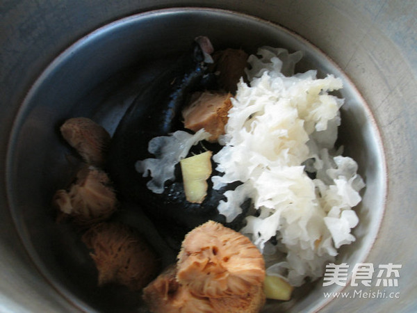 Hericium and White Fungus Black Chicken Soup recipe