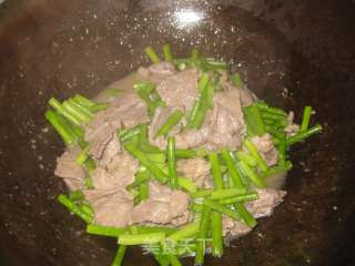 Stir-fried Beef with Garlic Sprouts recipe