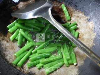 Stir-fried Plum Beans with Peanuts recipe