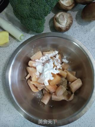 Stir-fried Broccoli with Chicken Breast and Shiitake Mushrooms recipe