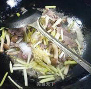 Stir-fried Crab Mushroom with Lean Meat and Leek Sprouts recipe