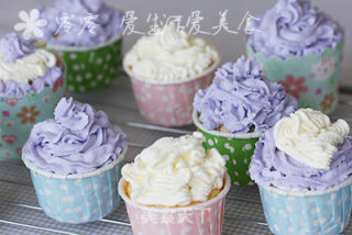 Cream Decorated Cupcakes recipe