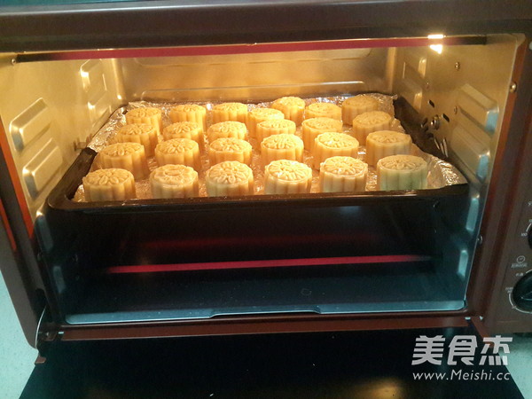 Cantonese-style Egg Yolk and Lotus Paste Mooncakes recipe