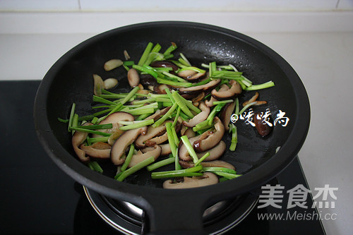 Fried Noodles with Mushroom in Oyster Sauce recipe