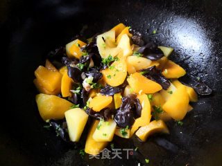 Stir-fried Fungus with Pumpkin and Potatoes recipe