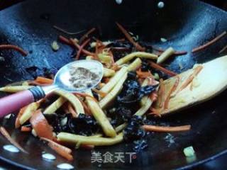 Stir-fried Corn Rice Cake with Carrot Fungus recipe