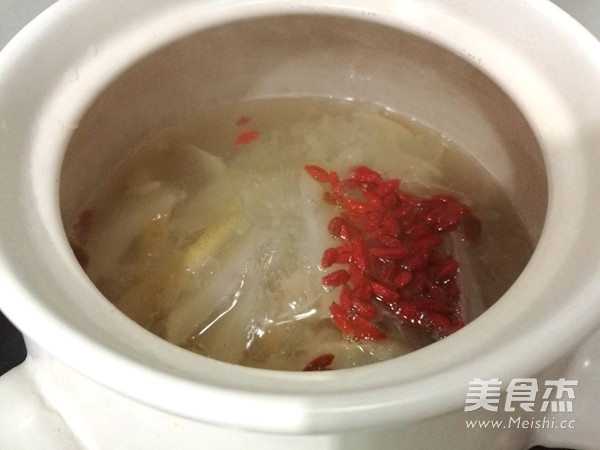 Sydney White Fungus and Wolfberry Soup recipe