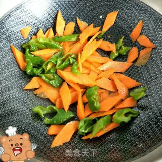 "quick Hand Stir-fry" Scrambled Eggs with Peppers and Carrots recipe
