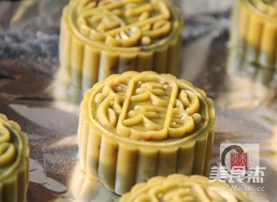 Mooncake with Lotus Seed Paste and Egg Yolk recipe