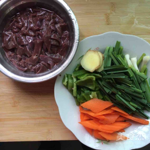 Stir-fried Pork Liver Noodles with Garlic Sprouts recipe